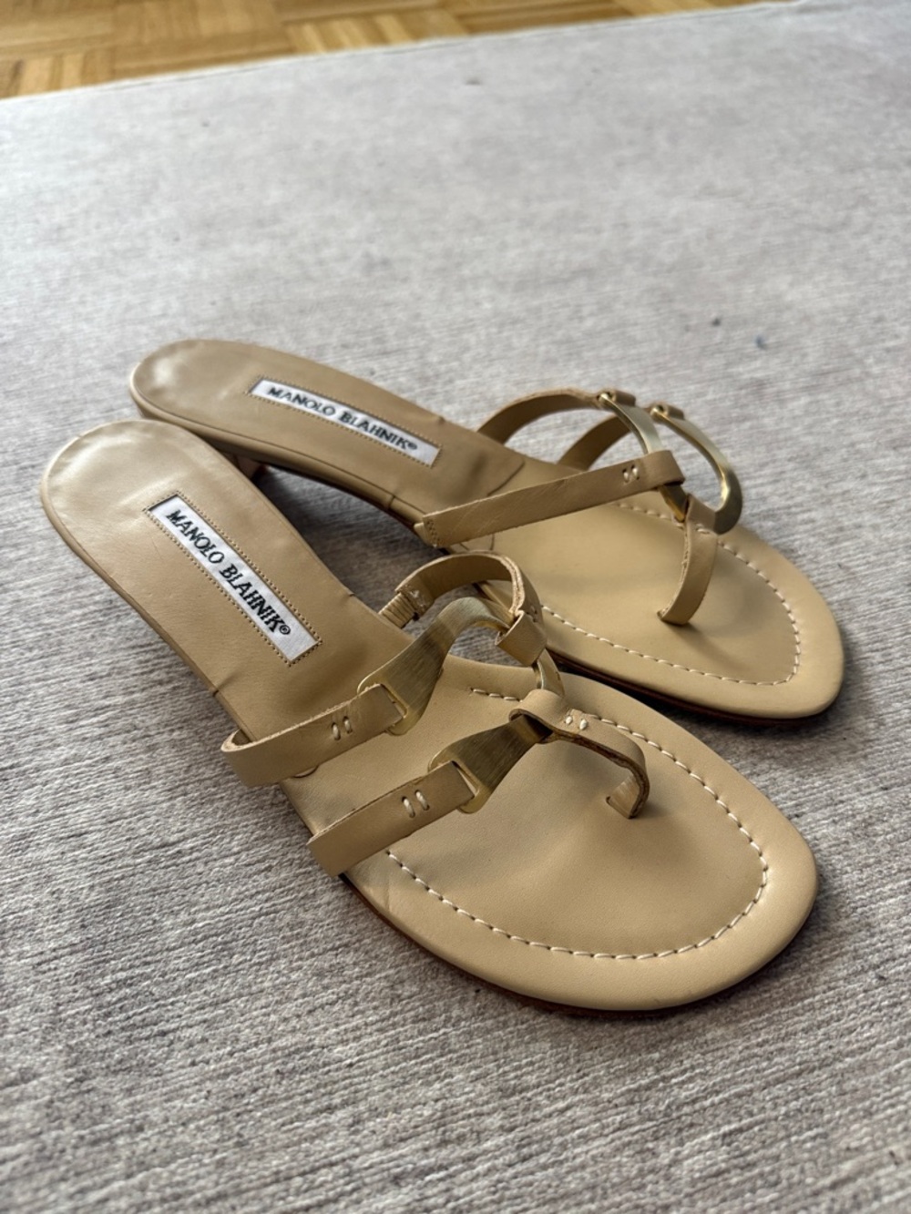 New Manolo Blahnik Gold Ring Kitten Heel Sandals - Picture 5 of 5